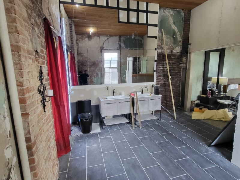 Original listing photo of the Champion House bath from a corner angle