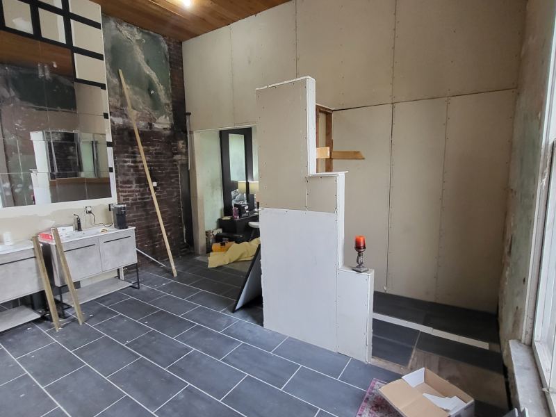 Original listing photo of Champion House bath with partial wall